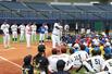 元プロ野球選手らによる子ども向けの野球教室＝１８日、新潟市中央区