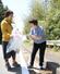 道路沿いのごみを拾う河野愛実さん(右)と母の恵さん(左)=佐渡市小木木野浦