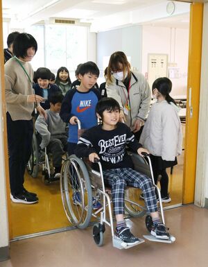 児童がアイマスクや車いすを使って障害者のサポート方法を学んだ授業=2月12日、佐渡市石田
