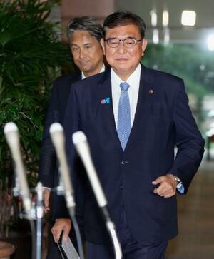 記者団の取材に臨む石破首相=5日午前、首相官邸