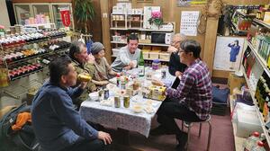 板井商店で角打ちを楽しむお客さん。かつて新潟に勤務していたOBらが各地から参加し、和気あいあい=新潟市中央区