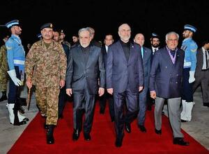 パキスタンに到着したイランのガリバフ国会議長(前列左から3人目)とアラグチ外相(同2人目)ら(パキスタン外務省提供・共同)