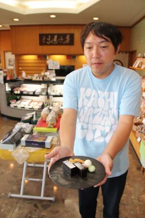 名物「くろ羊かん」と「網代焼」を持つ新野屋5代目の新野博人常務=柏崎市駅前1の新野屋
