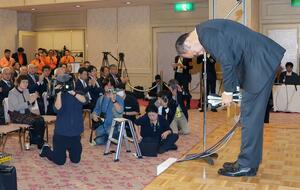 新潟2区での敗北を受け、支持者に頭を下げる細田健一さん=10月27日午後8時半ごろ、燕市