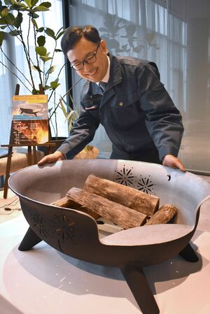 中越鋳物青年研究会が寄贈した鋳物のたき火台=長岡市大手通2