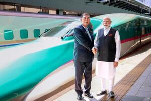 東北新幹線を背に握手する石破首相(左)とインドのモディ首相=30日、JR東京駅(内閣広報室提供)