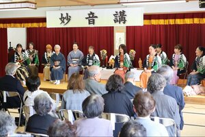 「最後の瞽女」小林ハルさんの20回目の命日に開かれた妙音講=胎内市熱田坂
