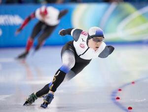 　五輪スピードスケート男子１０００メートルで滑走する森重航＝１１日、ミラノ（共同）