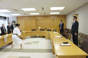 中原八一市長に優勝の報告をした小野塚純さん＝１２日、新潟市役所