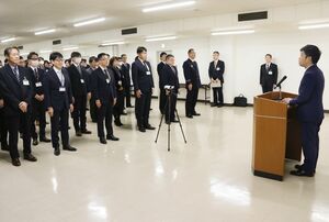職員への年頭あいさつで学校の統合などについて語る三条市の滝沢亮市長(右)=5日、三条市役所