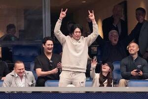 　米プロフットボールＮＦＬの試合を観戦した米大リーグ、アストロズの今井達也（中央）＝４日、ヒューストン（ＡＰ＝共同）