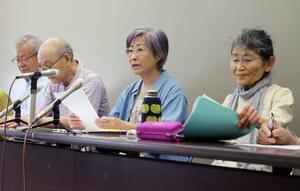 公聴会の運営方針の見直しを求める田中忍さん(右から2人目)=17日、県庁