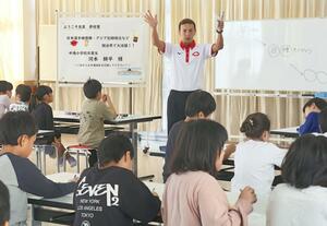 母校の中通小で夢に向かって努力することの大切さを語る河本耕平さん=柏崎市曽地
