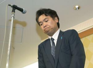 小選挙区で敗れ、悔しそうな表情の鷲尾英一郎さん=10月27日午後8時すぎ、長岡市