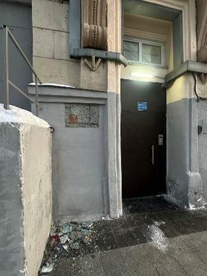 　破壊されたアンナ・ポリトコフスカヤさんの追悼碑（ノーバヤ・ガゼータ欧州のＸから、共同）