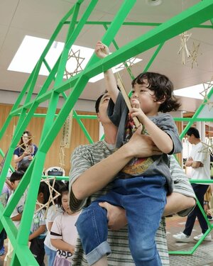 願い事を書いた竹の短冊を結びつける子どもたち=田上町原ケ崎新田