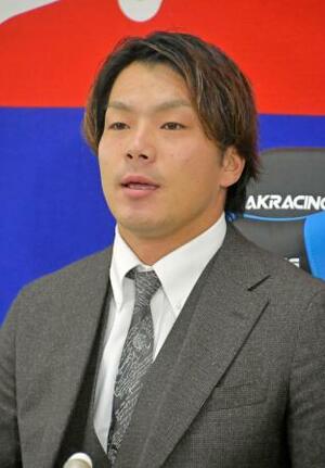 　現役ドラフトでＤｅＮＡから中日に移籍し、入団記者会見する知野＝１２日、ナゴヤ球場