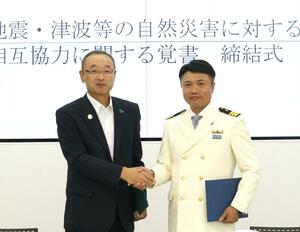 佐渡市と佐渡海上保安署が覚書を交わした締結式=7月18日、佐渡市千種