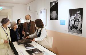 写真家の細江英公さんの作品やドナルド・キーンさんとの交流を紹介する企画展=柏崎市諏訪町