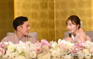 婚約会見でのろけを連発した(左から)中村橋之助、能條愛未 (C)ORICON NewS inc.