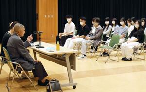 新潟県出身の元ハンセン病患者の講演を聞く県立新発田病院付属看護専門学校の学生=群馬県草津町