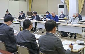 柏崎刈羽原発の基準地震動について、東京電力の担当者が説明した地域の会の定例会=柏崎市荒浜1