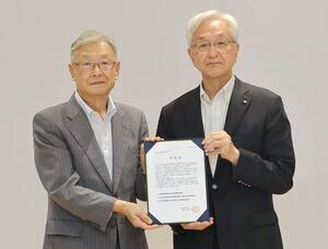 要望書を提出する長岡商工会議所の大原興人会頭(左)=3日、長岡市大手通2
