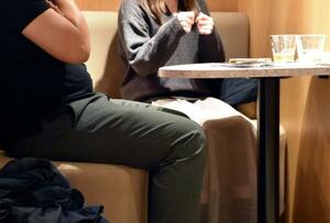 　鈴木姓を対象に開かれた婚活パーティーで語り合う参加者＝３月、東京都新宿区