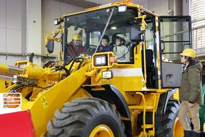 聖籠町が所有する除雪車に体験乗車したせいろう幼稚園の園児=聖籠町役場