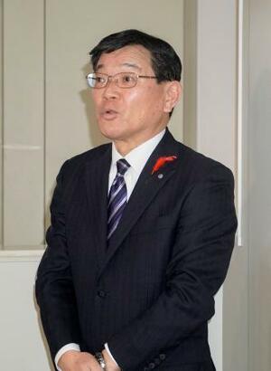 議会閉会後、取材に応じる北海道鶴居村の大石正行村長=11日