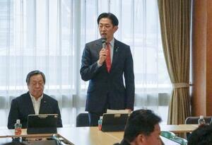 自民党のイラン情勢に関する合同会議であいさつする小林政調会長(右)=16日午前、東京永田町の党本部
