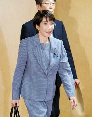 4日、麻生元首相との会談のため、自民党本部に入る高市総裁=東京・永田町