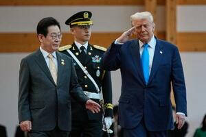 　トランプ米大統領（右）と韓国の李在明大統領＝１０月、韓国・慶州（ＡＰ＝共同）