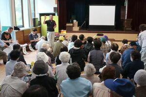 岩首の住民約80人が参加した津波を想定した避難訓練=6月23日、佐渡市岩首