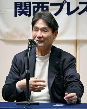 　関西プレスクラブの会合で講演するミズノの水野明人社長＝１２日午後、大阪市中央区