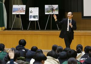 拉致問題について宮浦中の生徒たちに講話する、横田めぐみさんの同級生で同校教諭の間英法さん=11月28日、新潟市中央区万代5
