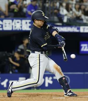 5回オリックス2死満塁、若月が中前に2点打を放つ=横浜
