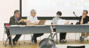 公開フォーラムで参加者と意見交換する原子力市民委員会のメンバーら=3日、新潟市中央区