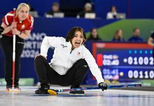 　日本―デンマーク　第１０エンド、指示を出す吉村＝コルティナダンペッツォ（共同）