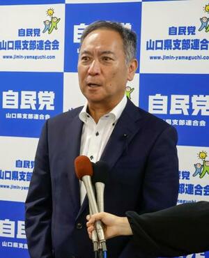 記者団の質問に答える自民党山口県連の友田有幹事長=21日午後、山口市