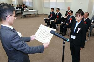 「税に関する作文」で長岡税務署長賞を受賞した長岡高校2年の大橋優羽さん=長岡市千歳1