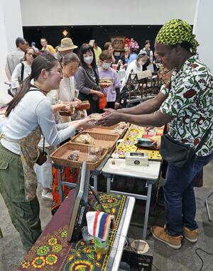アフリカ関連の出店が並んだ「アフリカンフェスタ!」=5月31日、アオーレ長岡