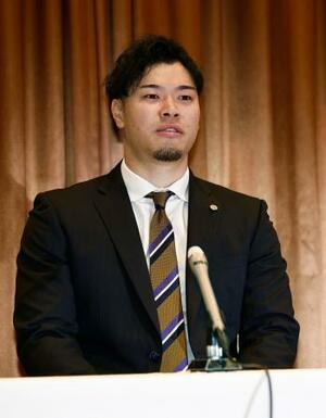 　記者会見する阪神・佐藤＝３１日、沖縄県恩納村