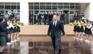 出発式で生徒らに激励され、見送られる帝京長岡野球部＝長岡市