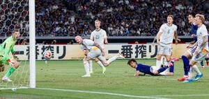 日本―アイスランド 後半、決勝ゴールを決める小川(左から4人目)=MUFGスタジアム