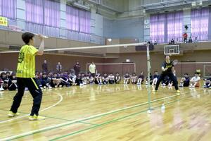 新潟市内の中学生が一流のプレーに触れた講習会＝１１日、新潟市北区