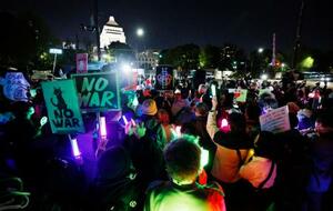 　国会前で憲法改正に抗議する人たち＝８日