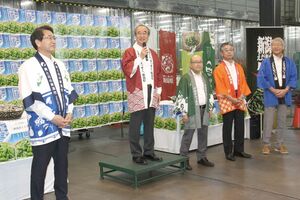 県産枝豆の魅力を仲卸業者らにアピールする花角英世知事=7月23日、東京都大田区