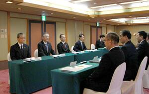 第四北越フィナンシャルグループと群馬銀行が設置した統合準備委員会の初会合=17日、湯沢町
