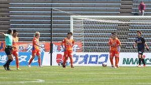 新潟Lー大宮 後半10分、大宮に先制を許し、うなだれる新潟Lの選手=新潟市陸上競技場